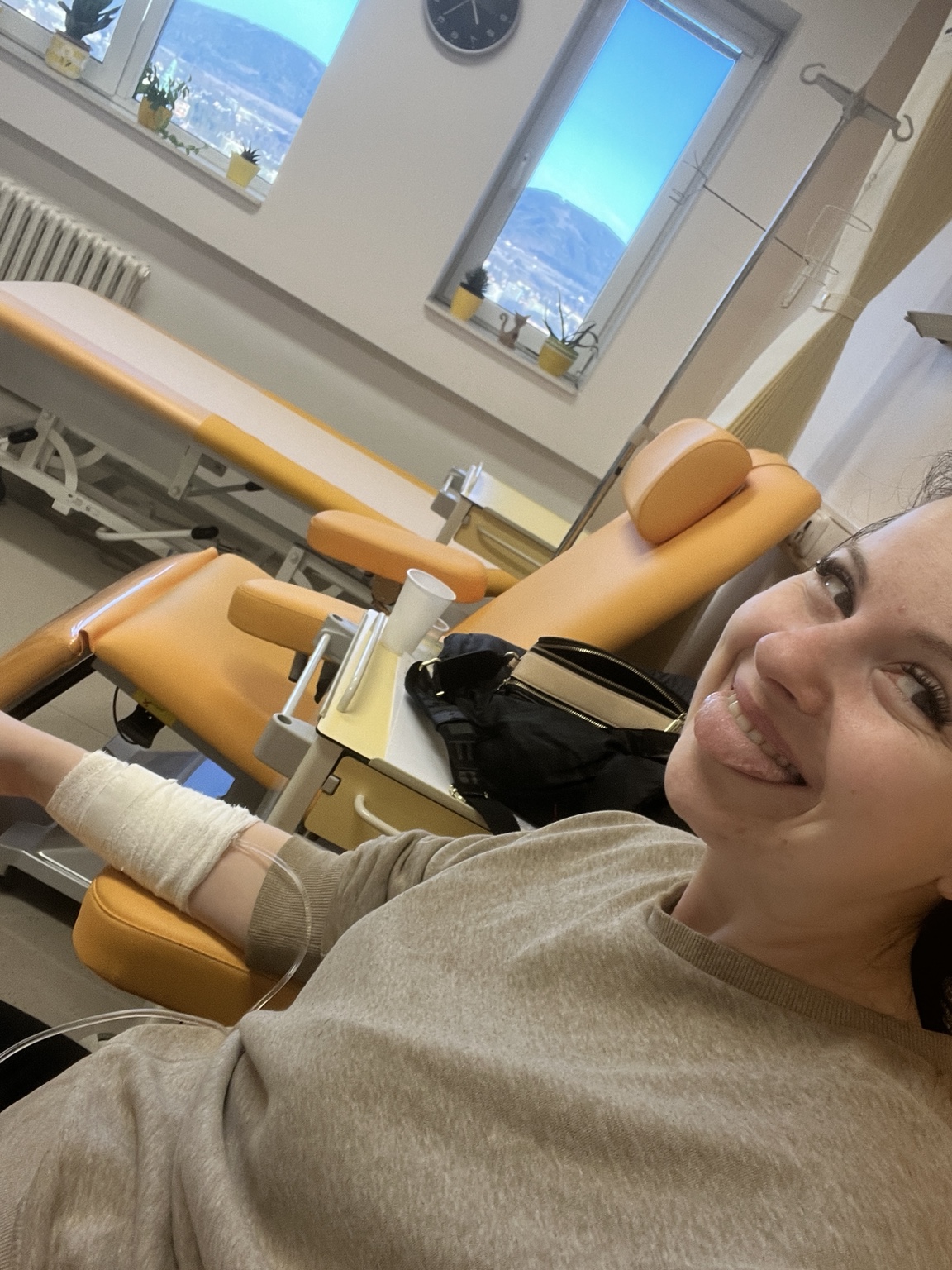 Simona v křesle při infuzi na neurologii