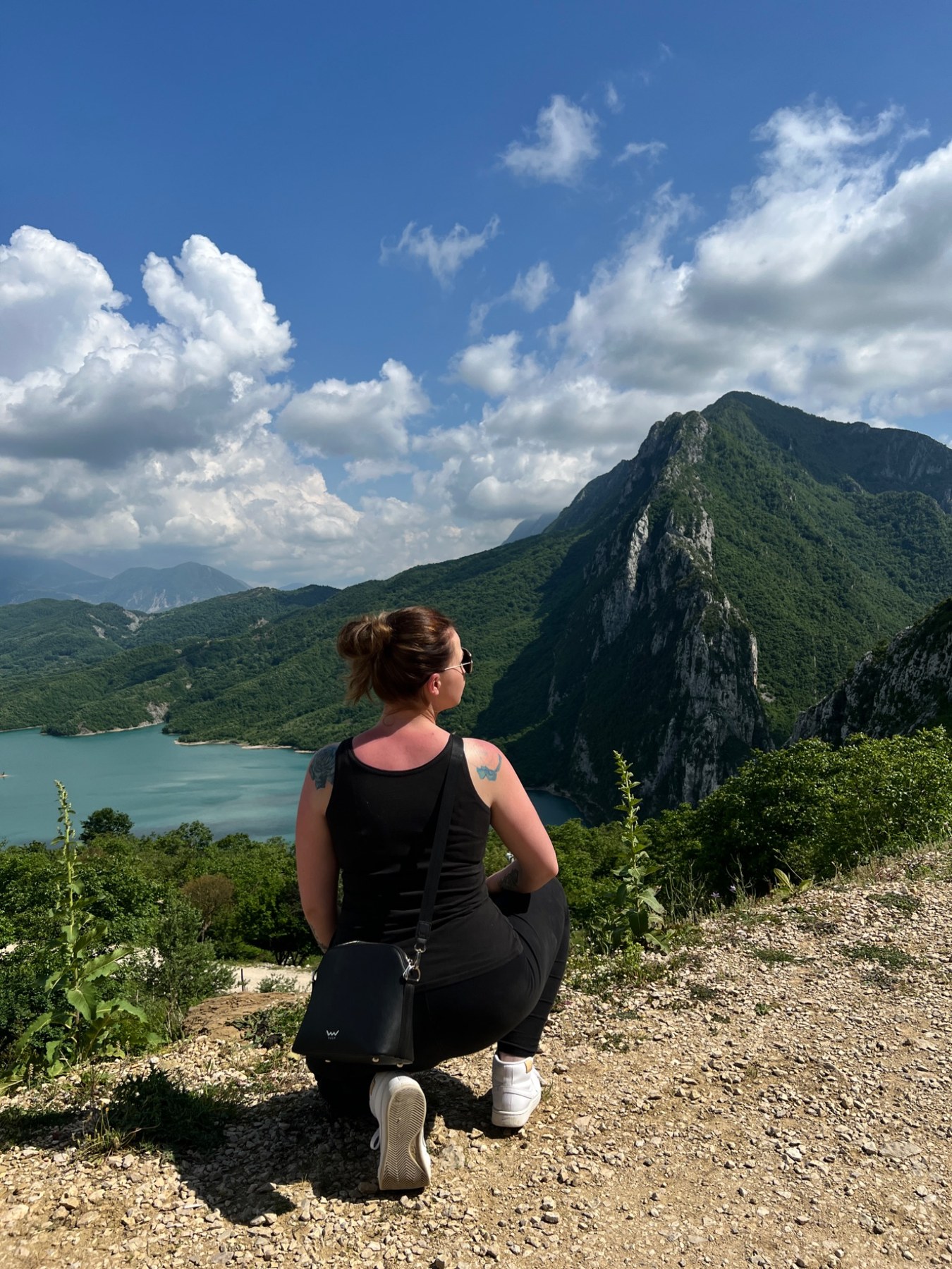 Simona u vyhlídky na jezero a zelené hory